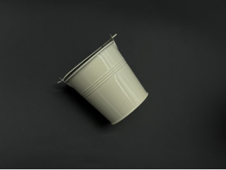 Декоративное ведерко для цветов металлическое Цвет белый.  8x8x6см