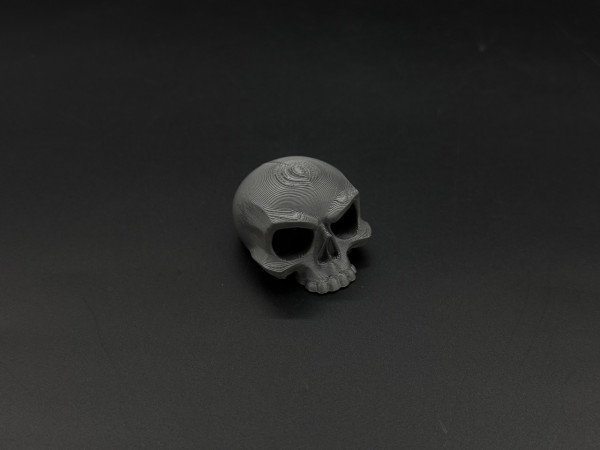 Брелок-підвіска для ключів сумки рюкзака 3D Череп сірий. 40х32х23мм
