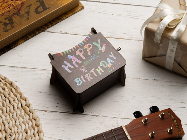 Музична скринька шарманка з темного дерева Happy Birthday 12х10х8см шкатулки з Днем народження