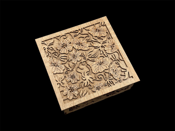 Шкатулка из фанеры. 16,5х16,5х6см