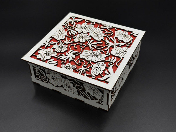Шкатулка из фанеры. Цвет бело-красний. 16,5х16,5х6см