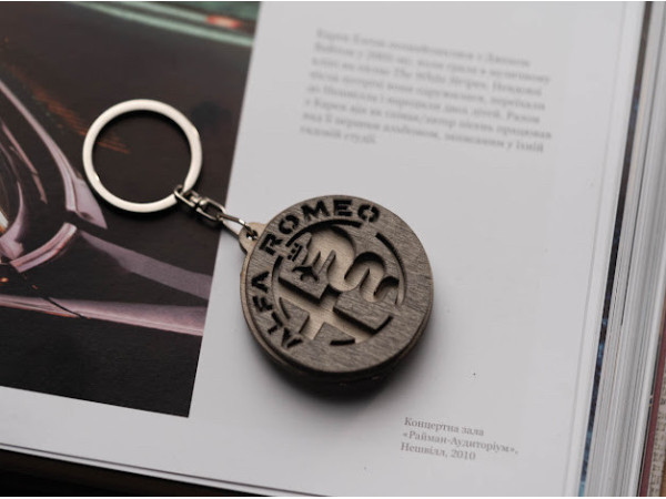 Брелок дерев'яний Alfa Romeo. 4.5 см