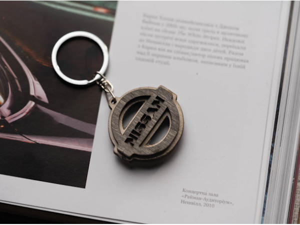 Брелок дерев'яний Nissan. 4.5 см