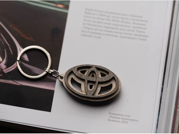 Брелок дерев'яний Toyota. 5.5см