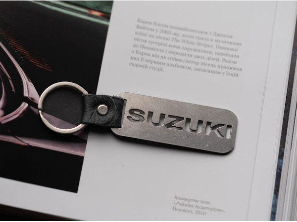 Брелок металевий. Suzuki. 10х2,5см