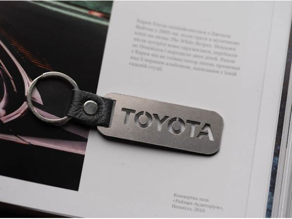Брелок металевий. Toyota. 10х2,5см