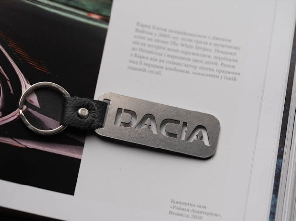 Брелок металевий. Dacia. 10х2,5см