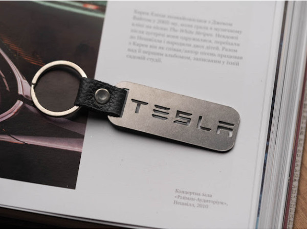 Брелок металевий. Tesla. 10х2,5см