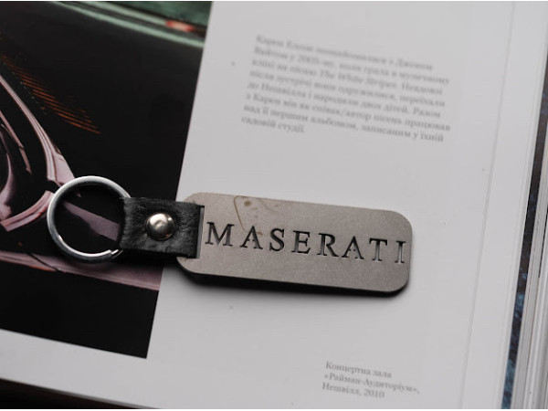 Брелок металевий. Maserati. 10х2,5см