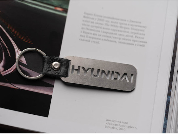Брелок металевий. Hyundai. 10х2,5см