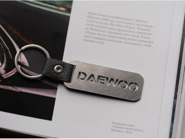 Брелок металевий. DAEWOO. 10х2,5см