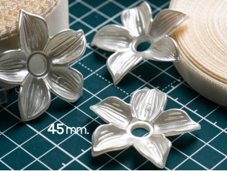 Намистини "Квітка" кольору "білі перли" 45 мм з отвором декоративна для декору, хобі, рукоділля